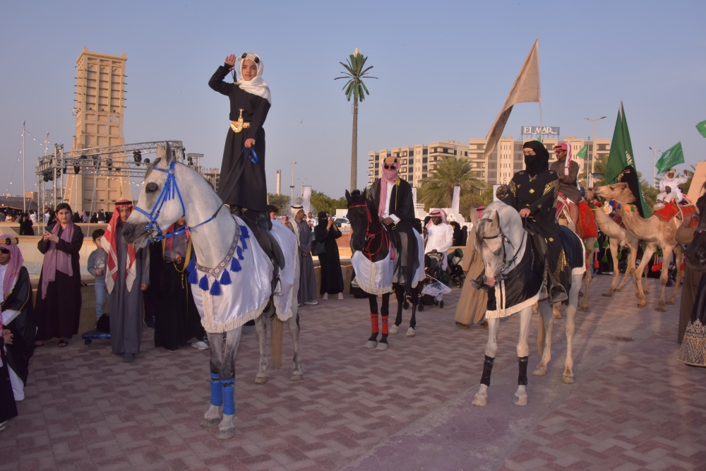 “راية-التوحيد”-ترفرف-عاليا.-استعراض-للخيول-والإبل-بكورنيش-الدمام